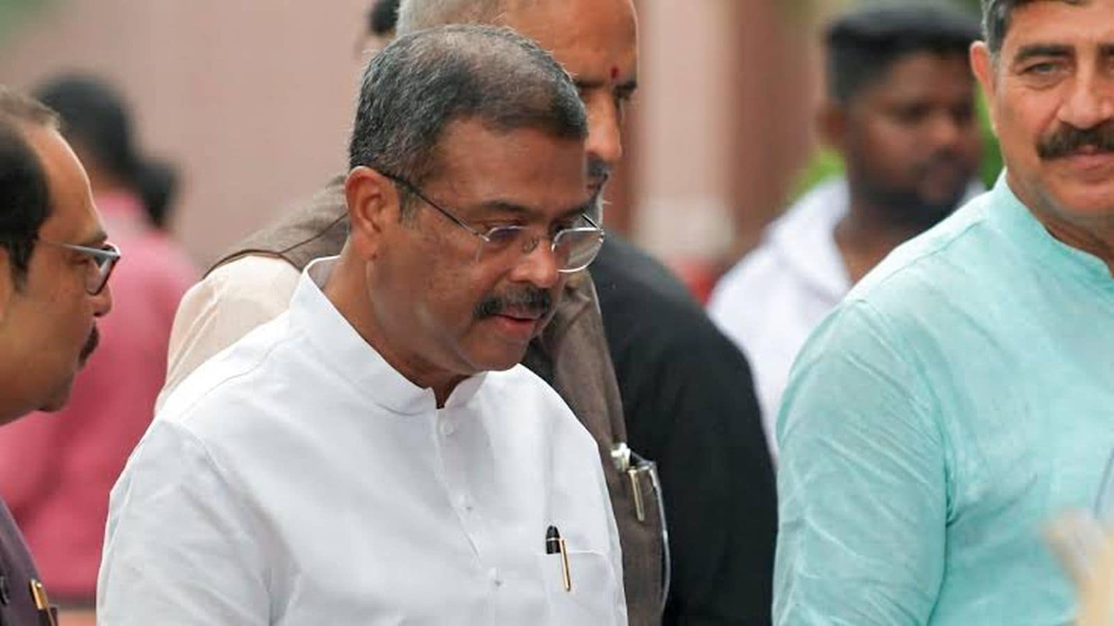 इस्तीफे के बाद पहली बार संसद पहुंचे धर्मेंद्र प्रधान