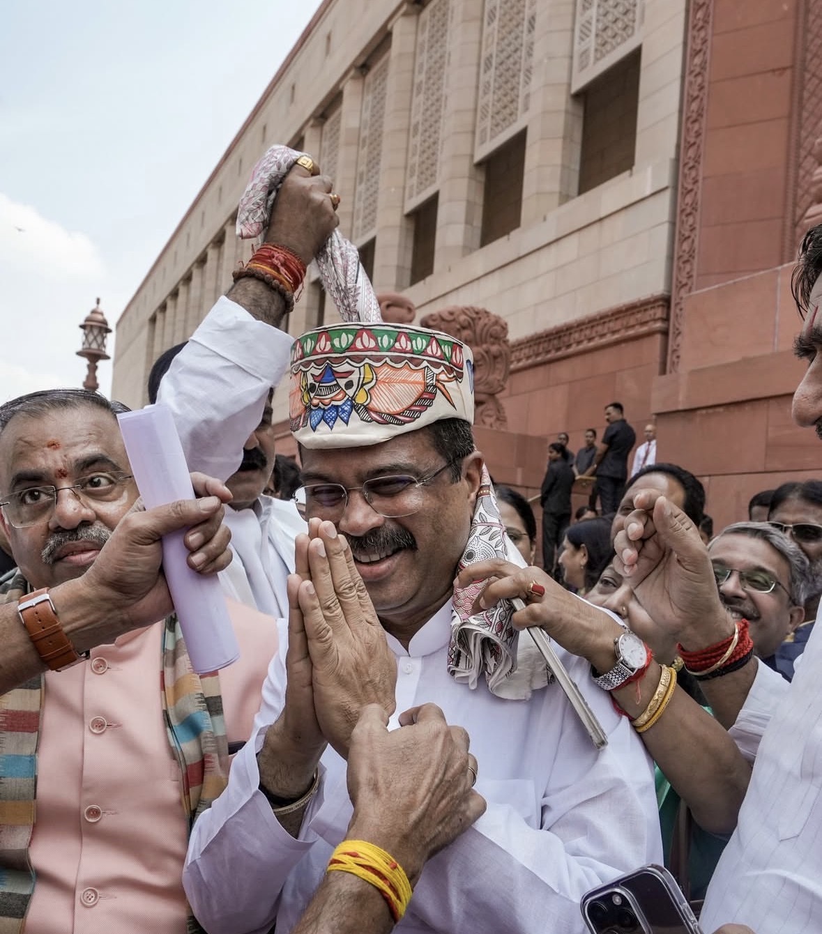 संसद परिसर में धर्मेंद्र प्रधान का NDA सांसदों ने किया स्वागत