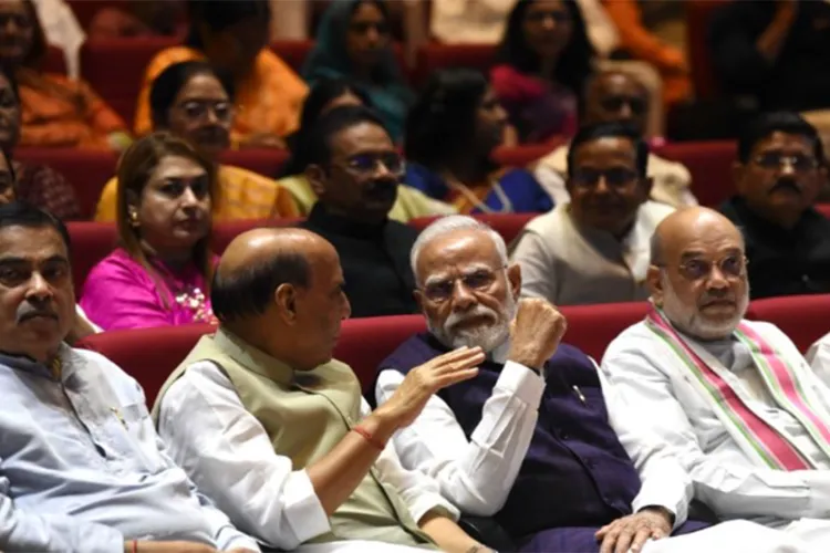 लोकसभा में एंटी-पेपर लीक बिल पेश करने की तैयारी के बीच NDA की 'मंगल मिलन' बैठक में शामिल हुए पीएम मोदी