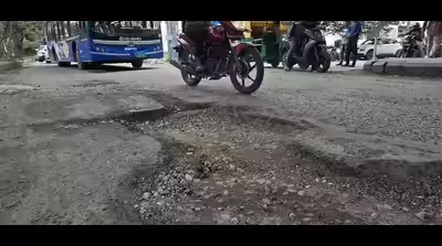 बेंगलुरु: 31 अक्टूबर की समयसीमा से पहले पांच निगमों ने गड्ढा भराई अभियान तेज किया