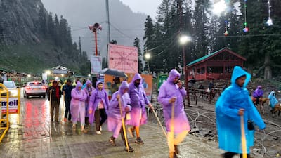 भारी बारिश के चलते अमरनाथ यात्रा रोकी गई, श्रद्धालुओं की सुरक्षा को लेकर फैसला