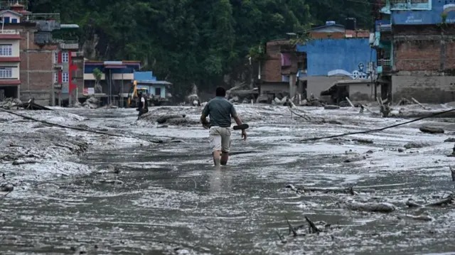 नेपाल में तबाही , फ्लैश फ्लड से 734 लोगों की मौत , करीब 2,500 अब भी लापता