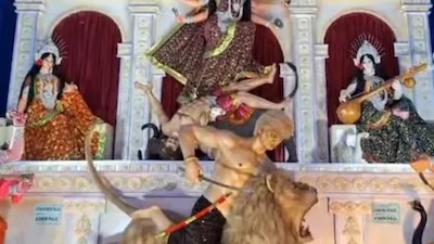पश्चिम बंगाल के दुर्गा पूजा पंडाल में डोनाल्ड ट्रंप को ‘असुर’ के रूप में प्रदर्शित, भारत-यूएस व्यापार तनाव के बीच विवाद