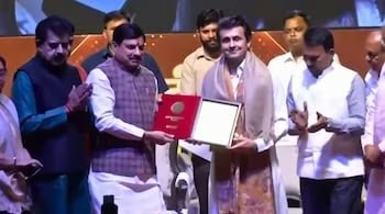 गायक सोनू निगम को राष्ट्रीय लता मंगेशकर पुरस्कार से सम्मानित, भावुक हुए कलाकार