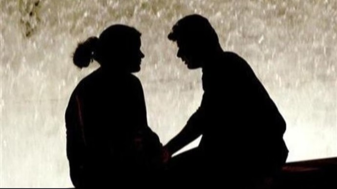 दिल्ली में महिला ने सोते पति पर डाला उबलता तेल और मिर्च पाउडर, धमकी दी और ज्यादा करने की