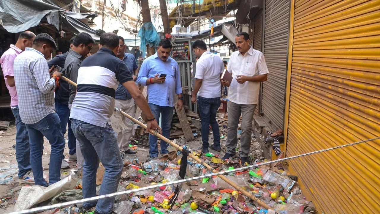कानपुर बाजार में धमाका: अवैध पटाखों की फैक्ट्री पर पुलिस की बड़ी कार्रवाई, छह गिरफ्तार