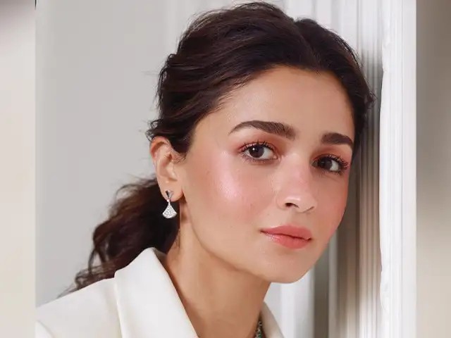 आलिया भट्ट ने तोड़ा नूतन और काजोल का रिकॉर्ड, छठी बार जीती बेस्ट एक्ट्रेस फिल्मफेयर अवॉर्ड
