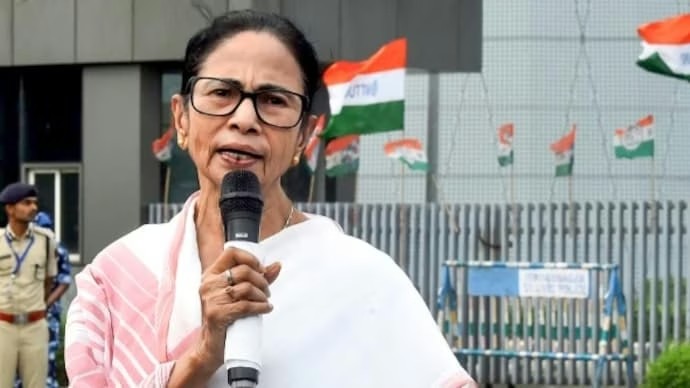 “वो रात 12:30 बजे बाहर क्यों थी?” — दुर्गापुर गैंगरेप मामले पर ममता बनर्जी की टिप्पणी से विवाद