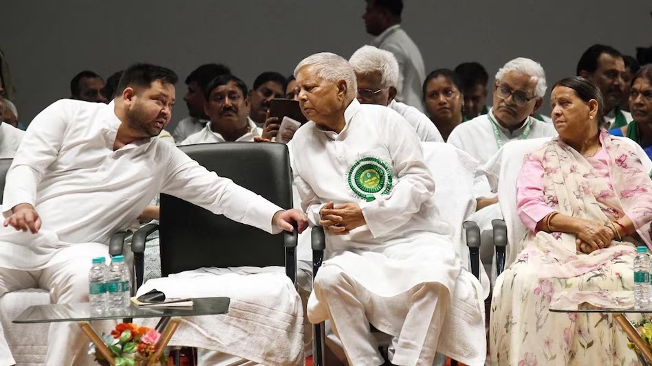 आईआरसीटीसी घोटाला मामला — लालू प्रसाद, राबड़ी देवी और तेजस्वी यादव पर दिल्ली की अदालत ने लगाए आरोप