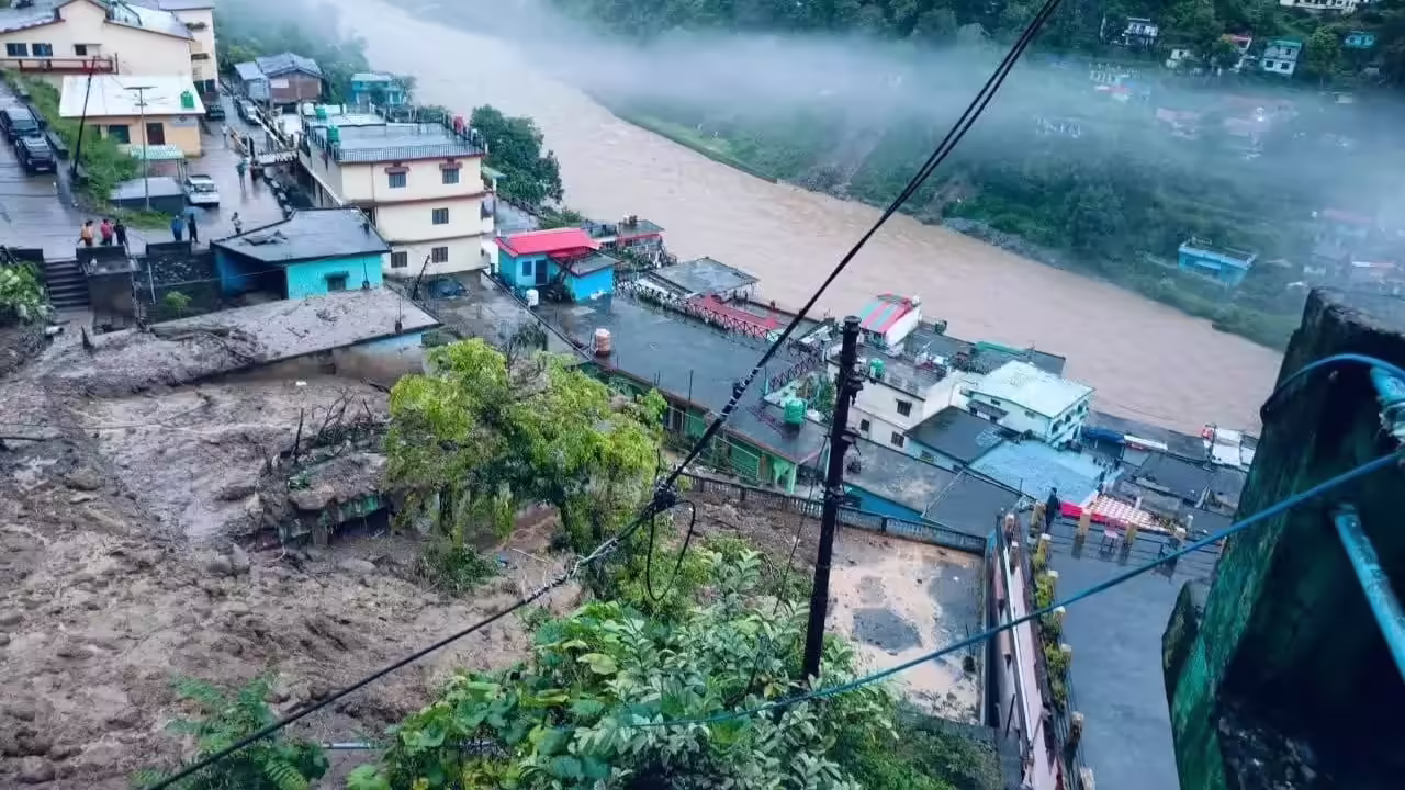 उत्तराखंड के चमोली जिले में बादल फटने से नंदननगर घाट क्षेत्र में तबाही, 7 लापता, कई मकान बहे गए