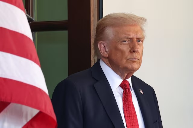 व्हाइट हाउस की सुरक्षा दीवार से कार टकराई, आरोपी गिरफ्तार — डोनाल्ड ट्रम्प उस समय मौजूद थे