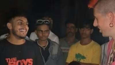 ब्रिटिश यूट्यूबर सैम पेपर ने भारत में लड़की पर फायरक्रैकर चलाया, घायल होने पर माफी मांगी – सोशल मीडिया पर बैन