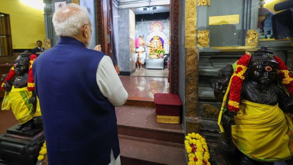 सेशेल्स में पीएम मोदी ने नवशक्ति विनायक मंदिर में की पूजा-अर्चना, भारतीय समुदाय से भी की मुलाकात