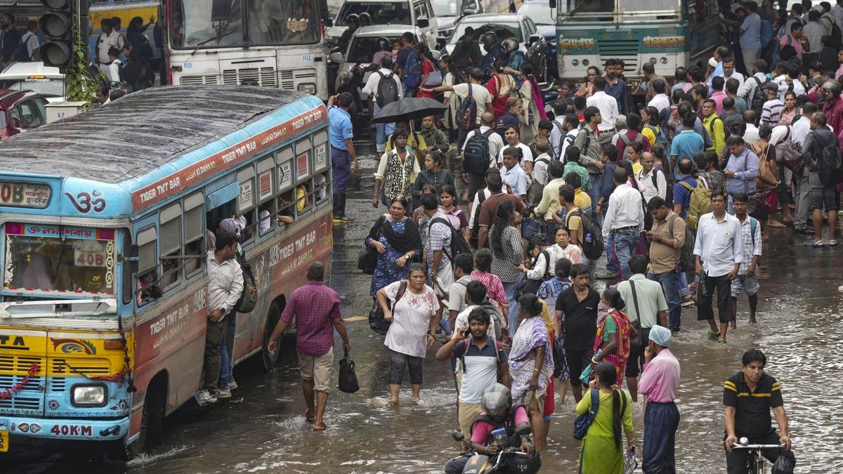 कोलकाता में मूसलाधार बारिश से जनजीवन अस्त-व्यस्त, 4 की मौत, मेट्रो सेवाएं ठप, एयरलाइंस ने जारी की चेतावनी