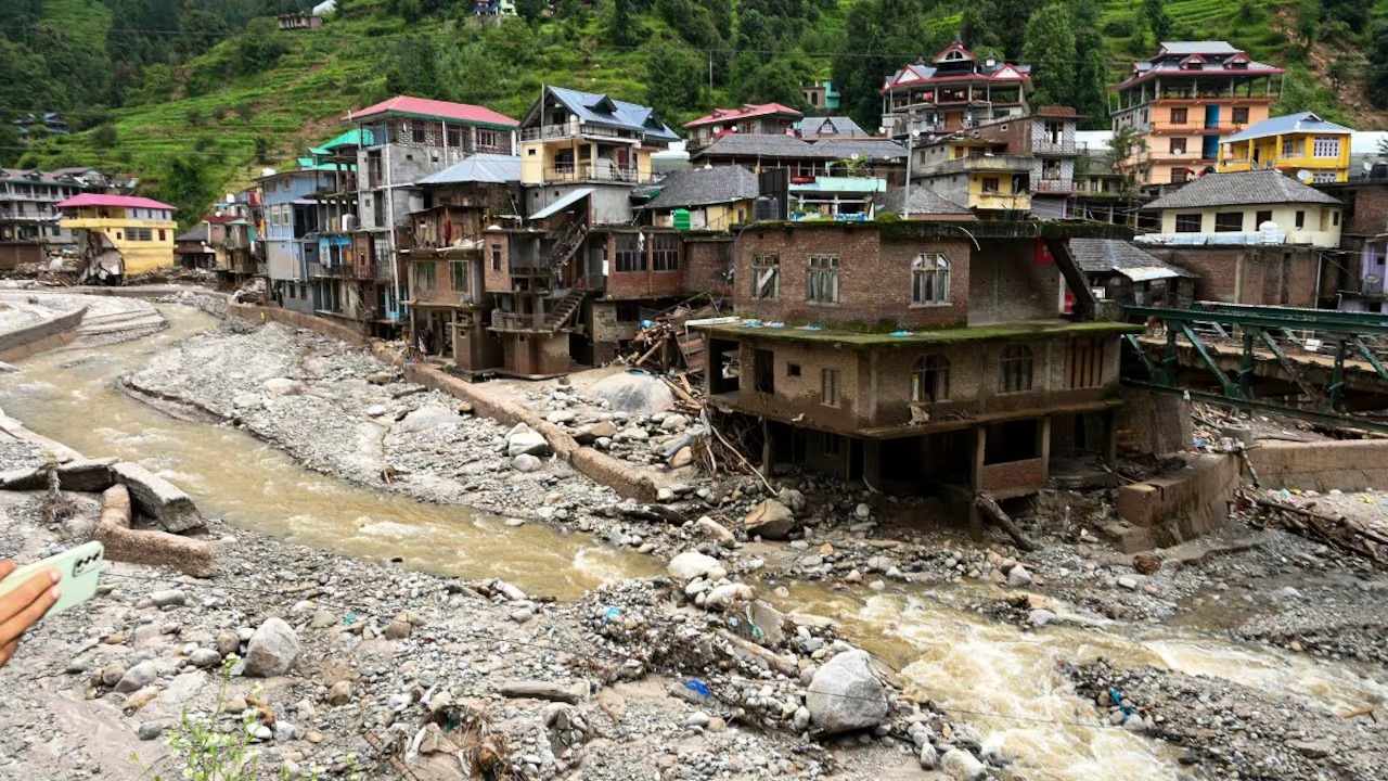 हिमाचल प्रदेश के सिरोमन में बारिश का कहर , नहान में भूसंख्लन के बाद 40 लोग फसे