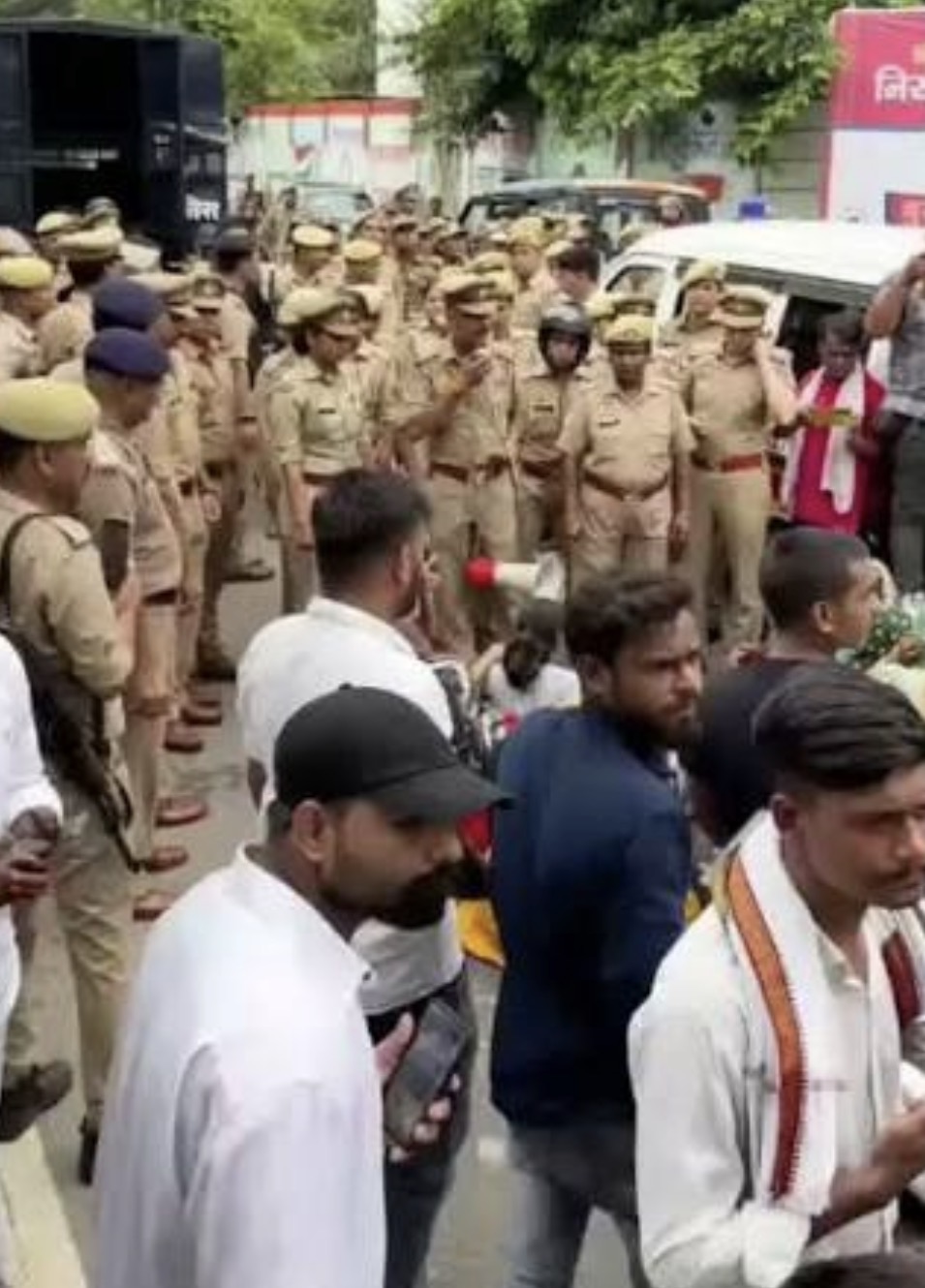 ललिता गौतम केस: प्रदर्शनकारियों को थप्पड़ मारने के आरोप पर चंद्रशेखर आजाद ने मेरठ SSP को घेरा