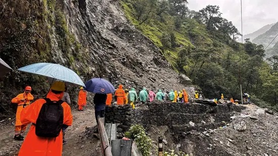 भारी बारिश से केदारनाथ हाईवे पर भूस्खलन, सोनप्रयाग के पास सड़क बंद