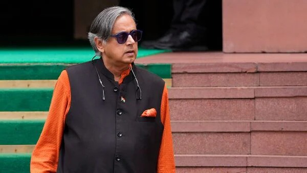 शशि थरूर ने पीटर नवारो के भारत पर विवादित बयान पर किया पलटवार