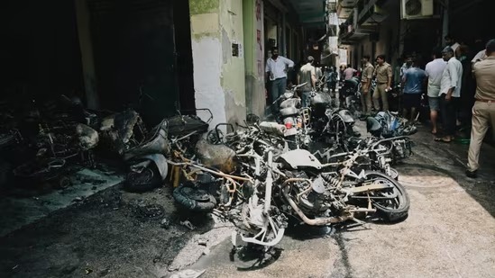 नोएडा की इमारत में भीषण आग, दो लोगों की मौत - ईवी की चिंगारी बनी संभावित वजह