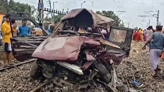 बंगाल में दर्दनाक हादसा - रेलवे फाटक पर ट्रेन की टक्कर से 3 की मौत , कई बच्चे घायल